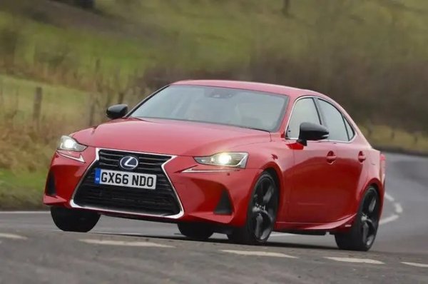 Хибридната версия на седана Lexus беше изпреварил времето си, когато през 2013 г. пусна отново своя представителен седан IS с гама от хибридни и бензинови двигатели, вместо дизелови като конкурентите. Хибридът IS 300h е най-популярният и това е версията, за която се говори в проучването. Това е изключително надежден избор, като само 5% от автомобилите са имали повреди и то само в климатика и акумулатора. Две трети от проблемите са коригирани безплатно от Lexus и неговите дилъри, а останалите сметки не са високи. Единствената забележка е, че една трета от автомобилите са прекарали повече от седмица в сервиза.
Рейтинг на надеждност 97,7%